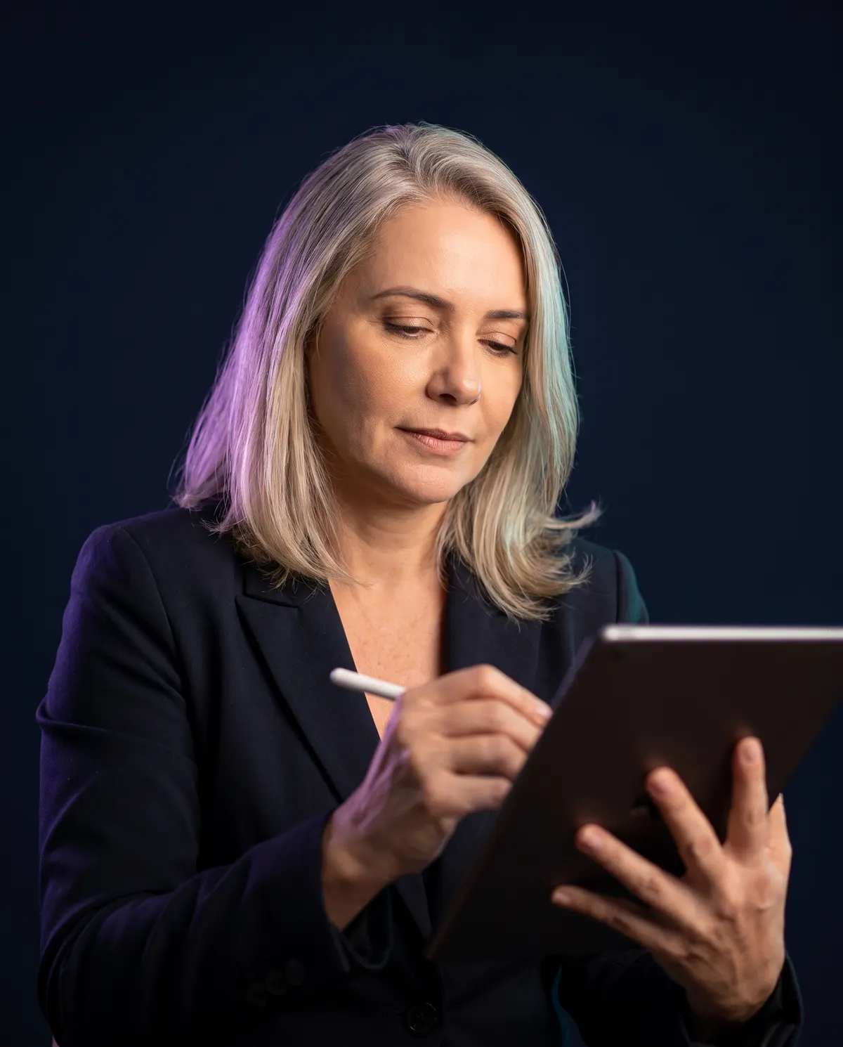 Advogada assina um documento no tablet com caneta digital, usando o certificado e-CPF